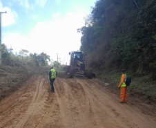 Conservação de via não pavimentada na PR-092, entre Cerro Azul e Doutor Ulysses