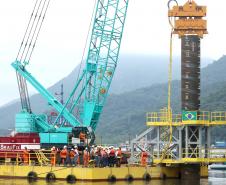 Ponte de Guaratuba: lançamento primeira camisa metálica na baía 
