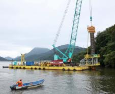 Ponte de Guaratuba: lançamento primeira camisa metálica na baía 