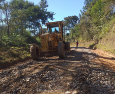 Serviços de conservação de rodovia não-pavimentada na PR-092, entre Doutor Ulysses e Cerro Azul