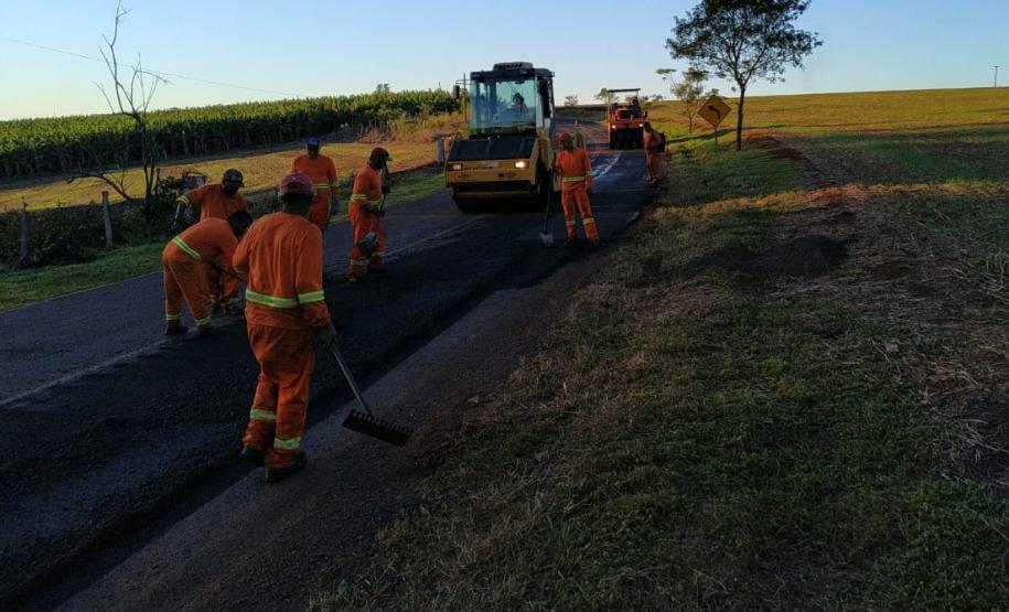 Serviços de conservação em andamento na PR-151 e PR-422