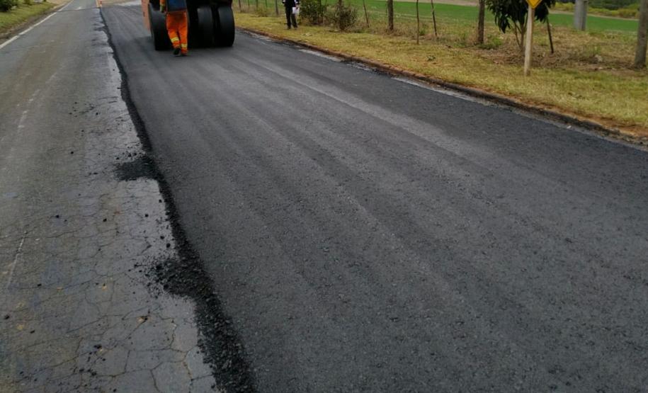 Serviços de conservação em andamento na PR-151 e PR-422