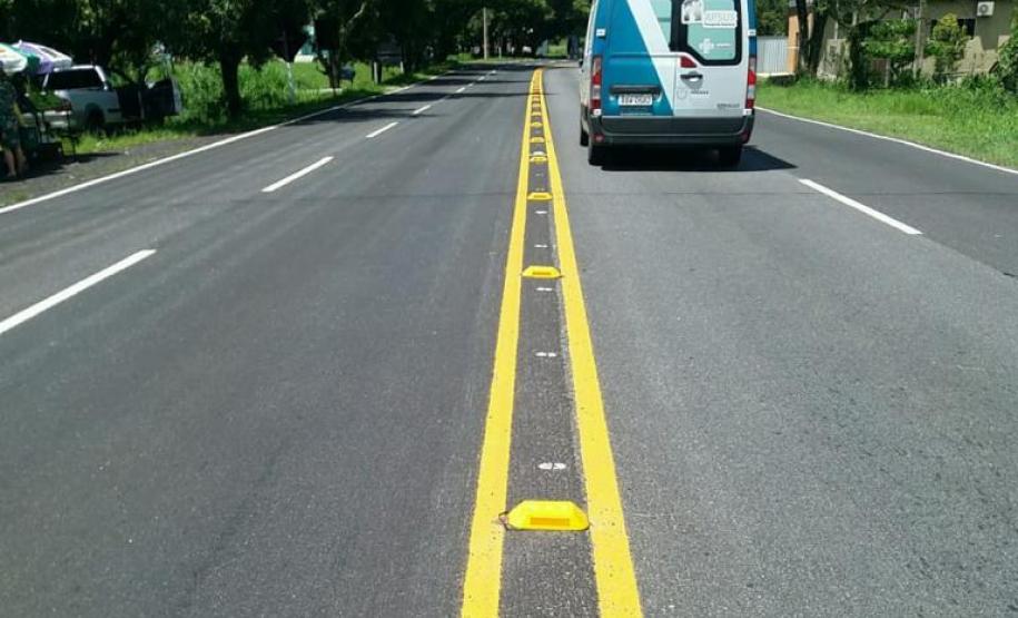 Serviços de conservação do pavimento na PR-412, em Matinhos.