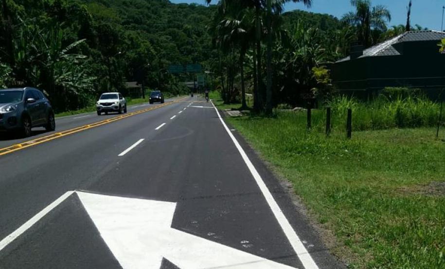 Serviços de conservação do pavimento na PR-412, em Matinhos.