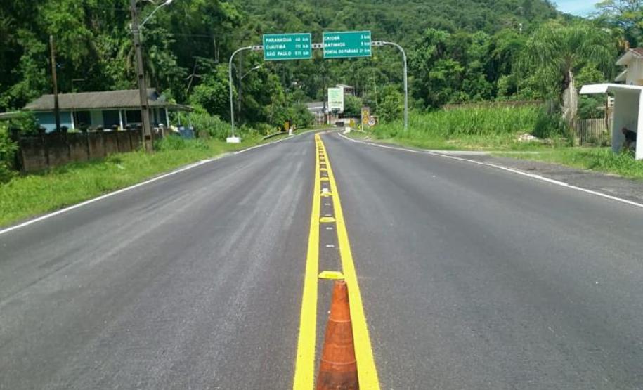 Serviços de conservação do pavimento na PR-412, em Matinhos.