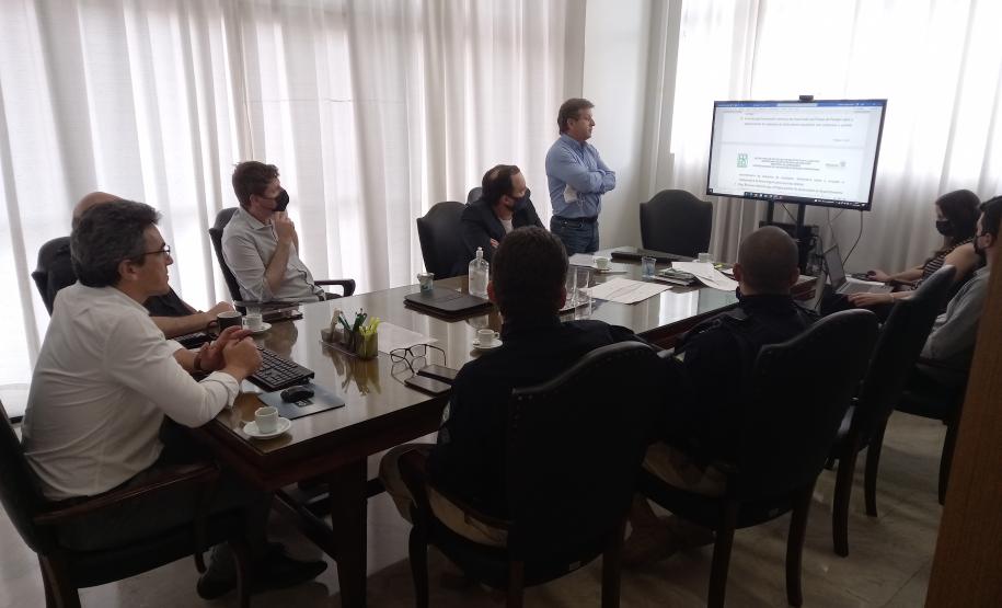 Reunião para discutir canalização do tráfego em praças de pedágio