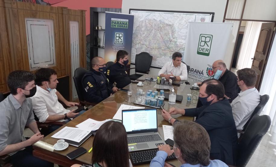 Reunião para discutir canalização do tráfego em praças de pedágio