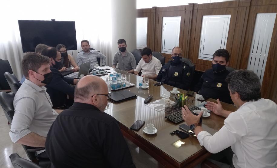 Reunião para discutir canalização do tráfego em praças de pedágio