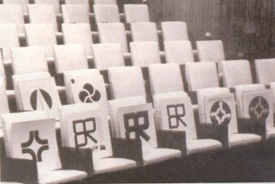 Concurso de Logotipos do DER em 1967 - logos são colocadas sobre cadeiras do auditório do DER