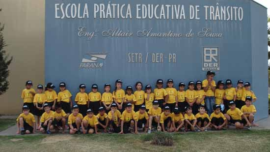 Fachada e alunos da EPET/Londrina