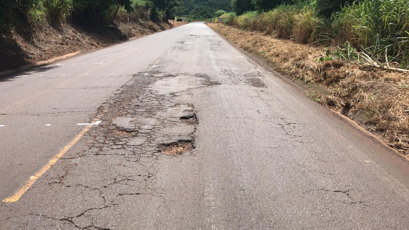 Serviços de remendos na PR-082, foto Antes