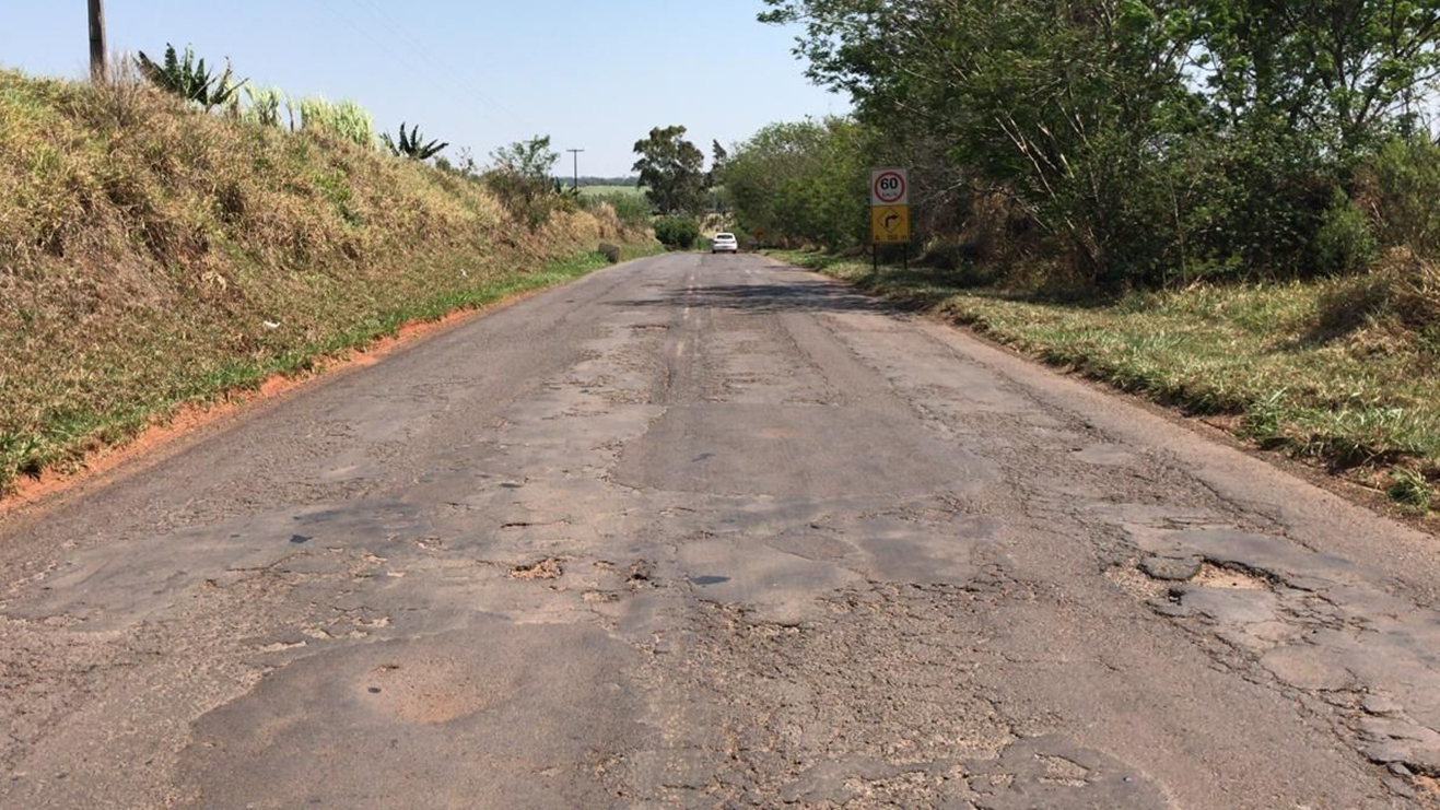 Serviços de remendos na PR-182, foto Antes