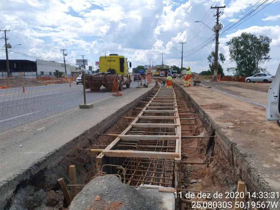 Trincheira no km 173 da Avenida Souza Naves, em Ponta Grossa