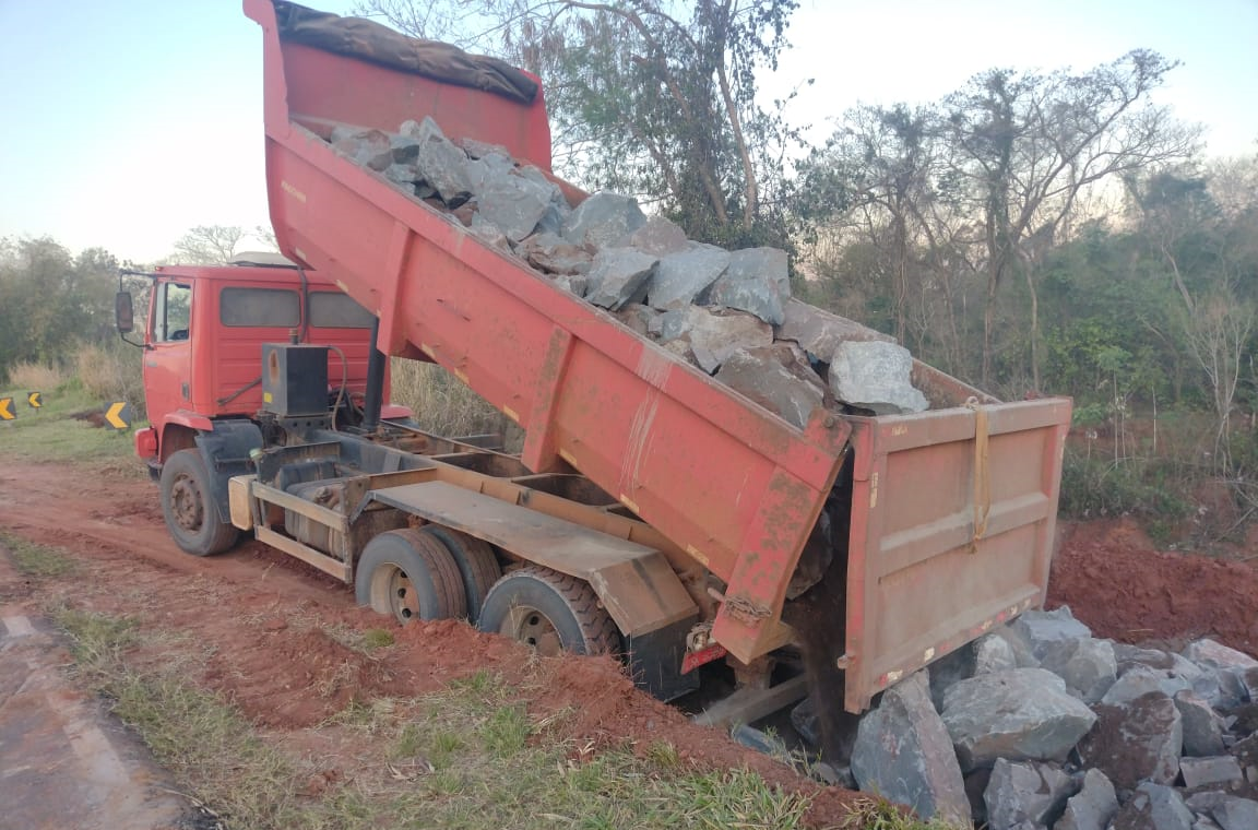 Correção de erosão na PR-492, em Tamboara