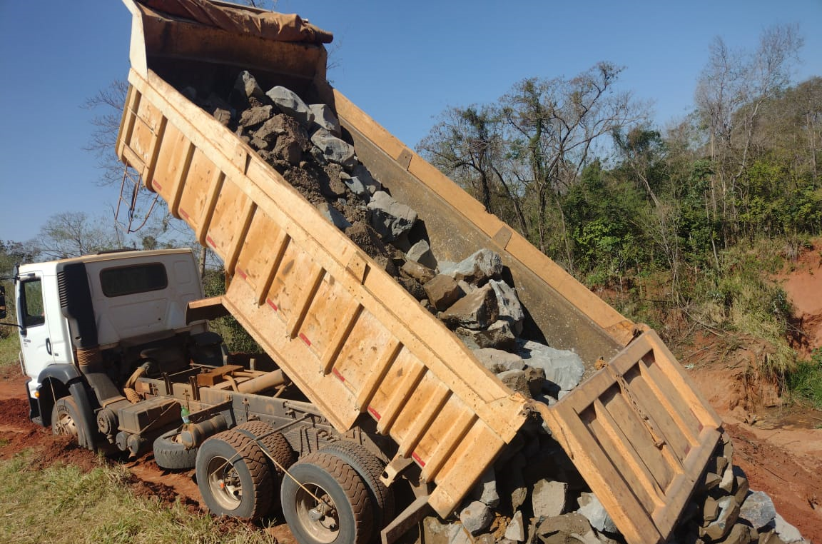 Correção de erosão na PR-492, em Tamboara
