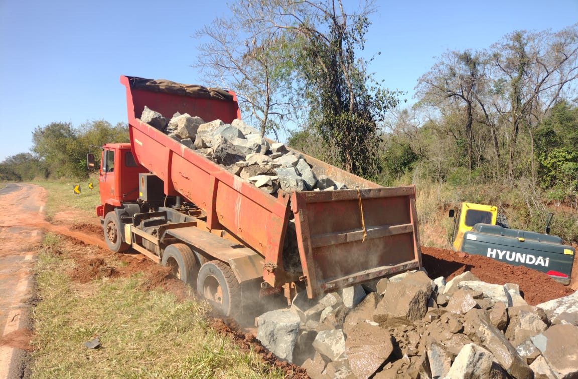 Correção de erosão na PR-492, em Tamboara