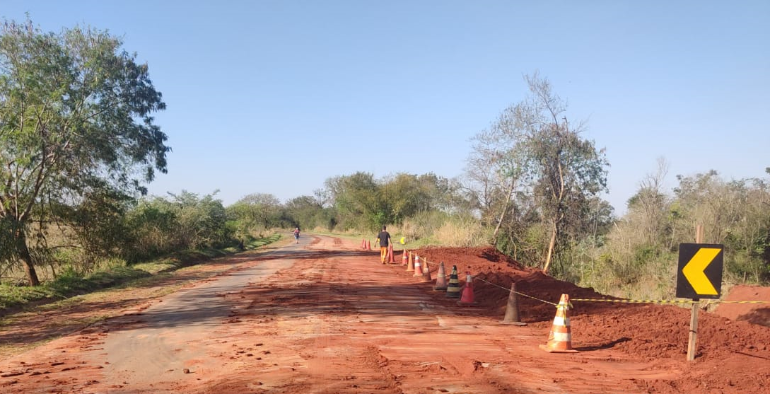 Correção de erosão na PR-492, em Tamboara