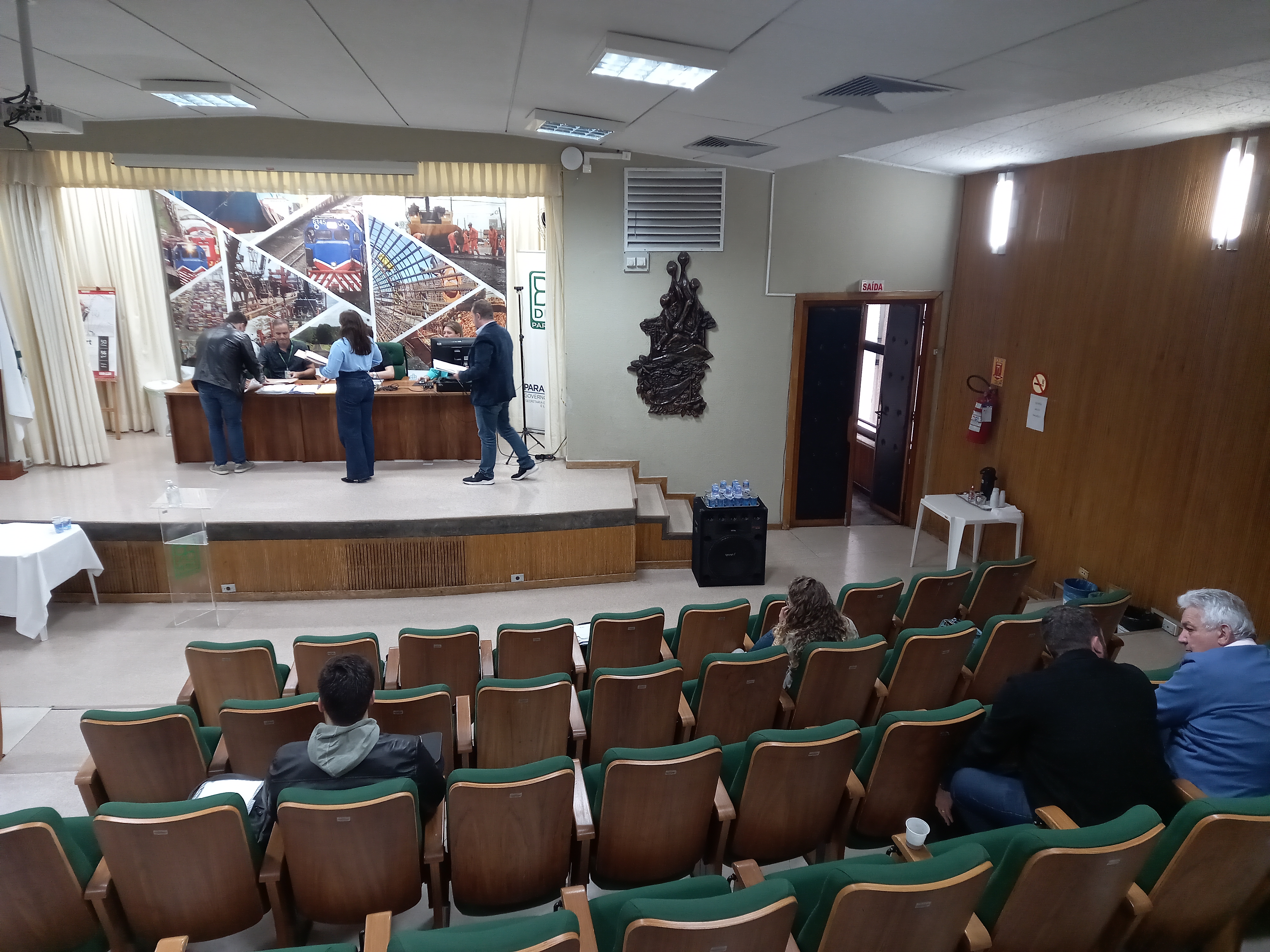 Abertura de envelopes no auditório do DER/PR