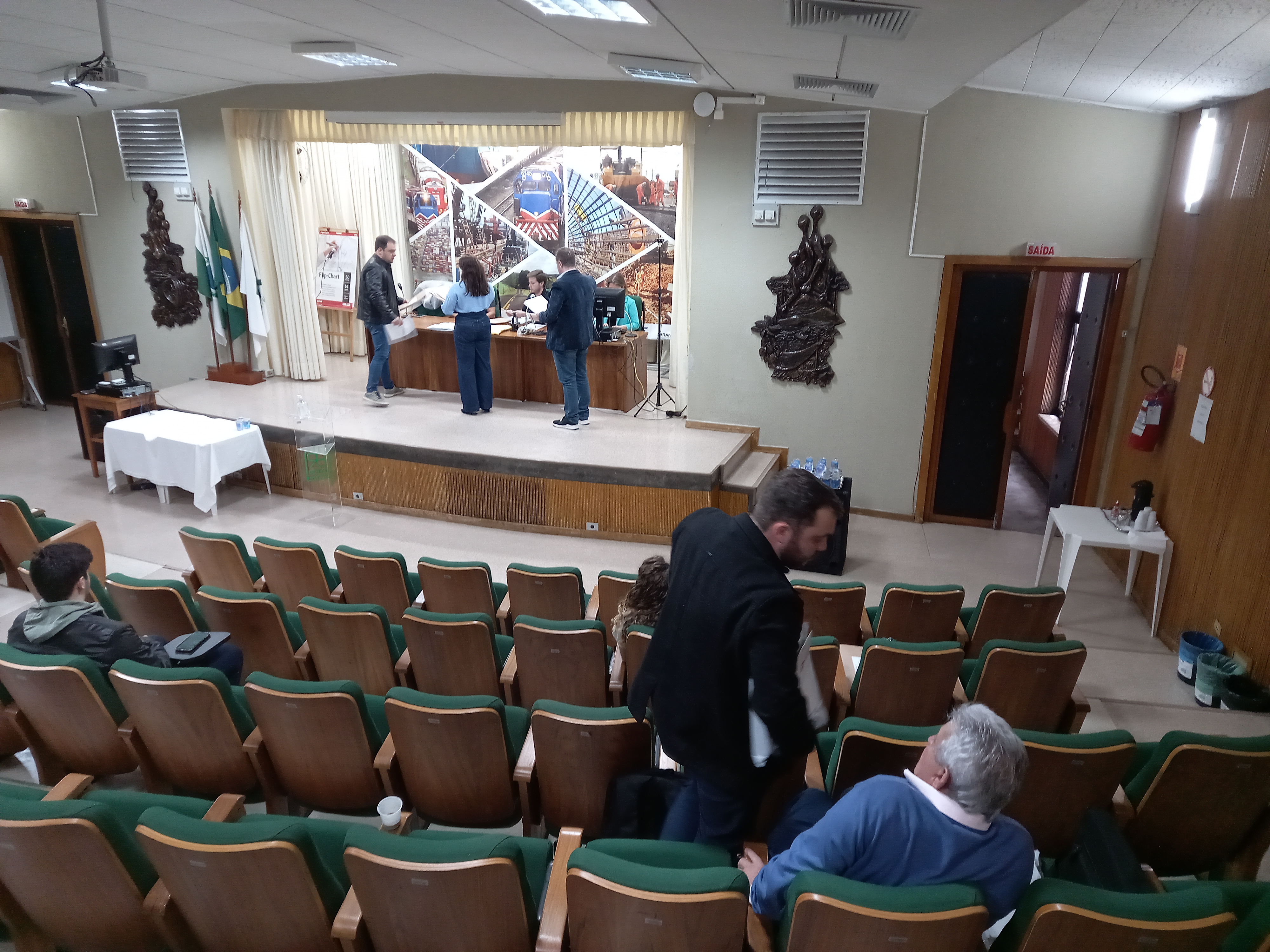 Abertura de envelopes no auditório do DER/PR