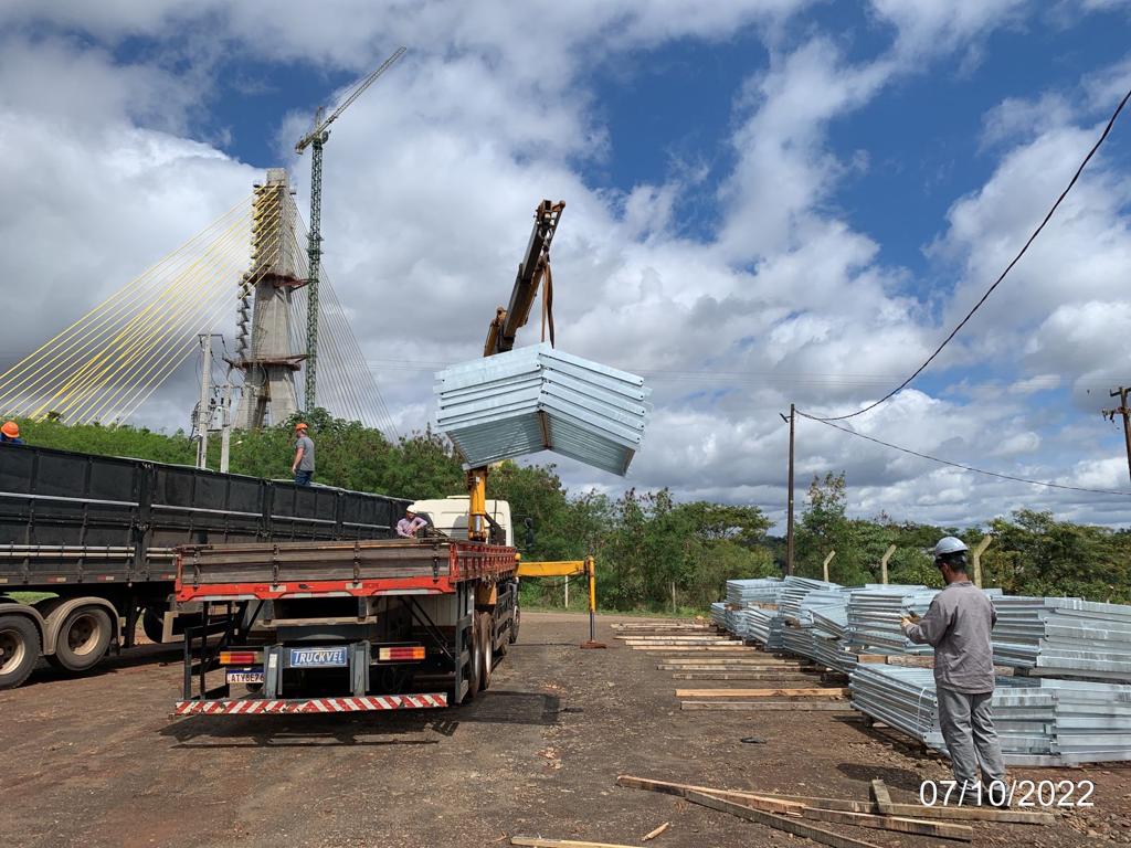 Chegada de materiais para guarda-corpo