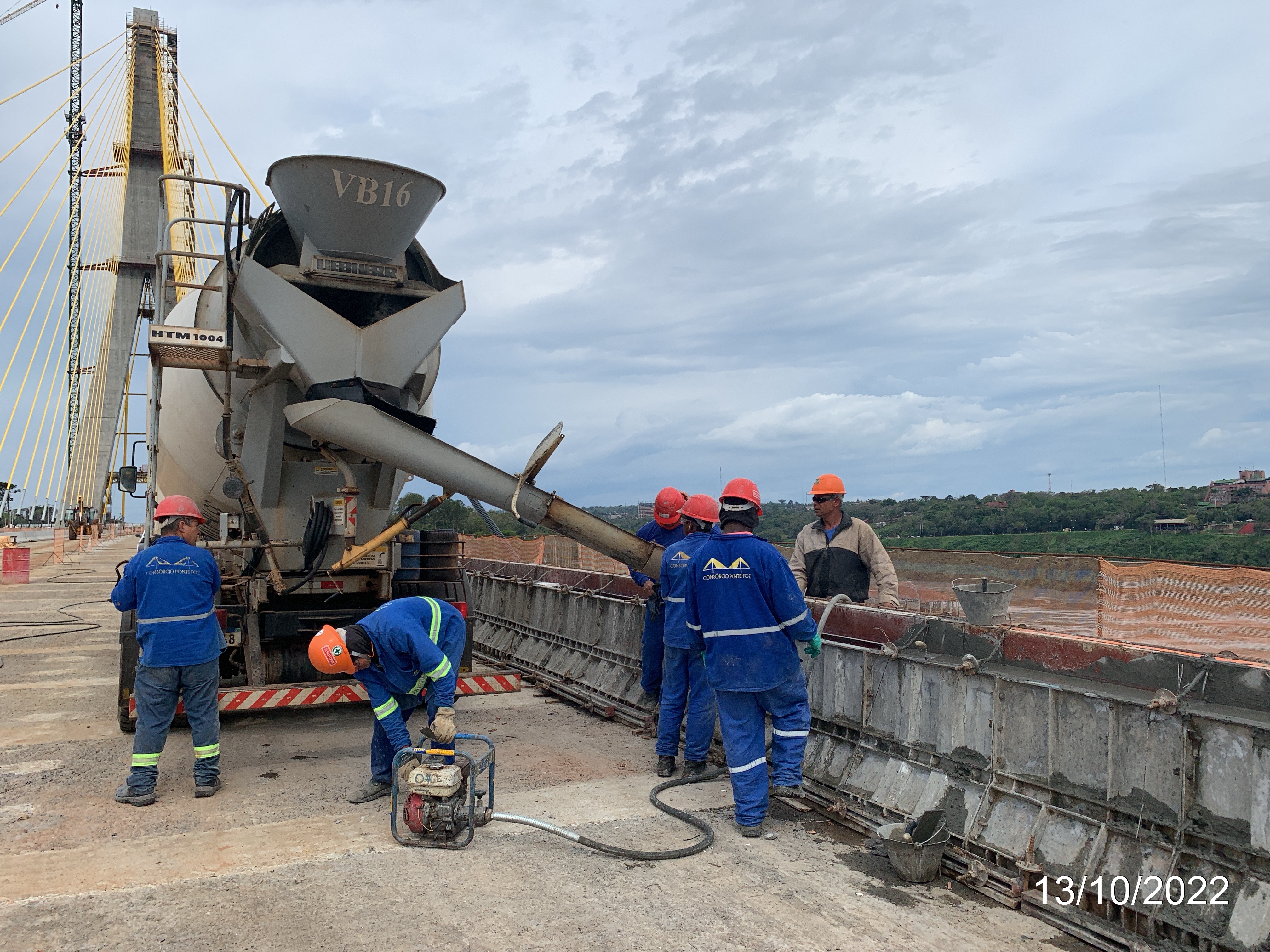 Concretagem das barreiras new jersey na ponte