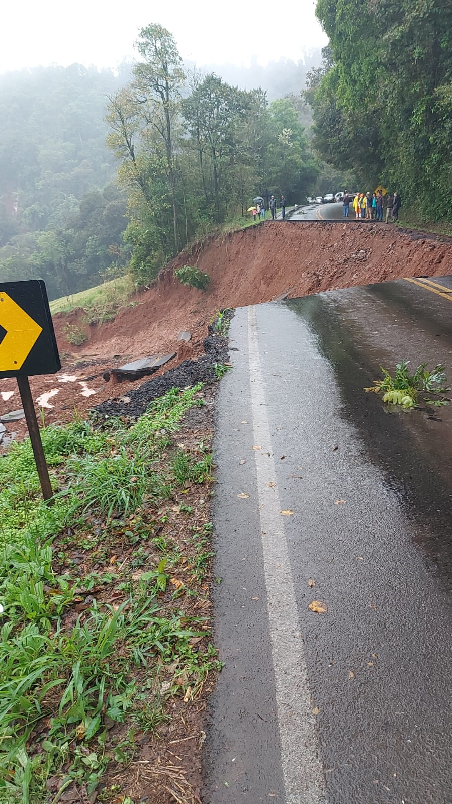 PR-182, após desmoronamento