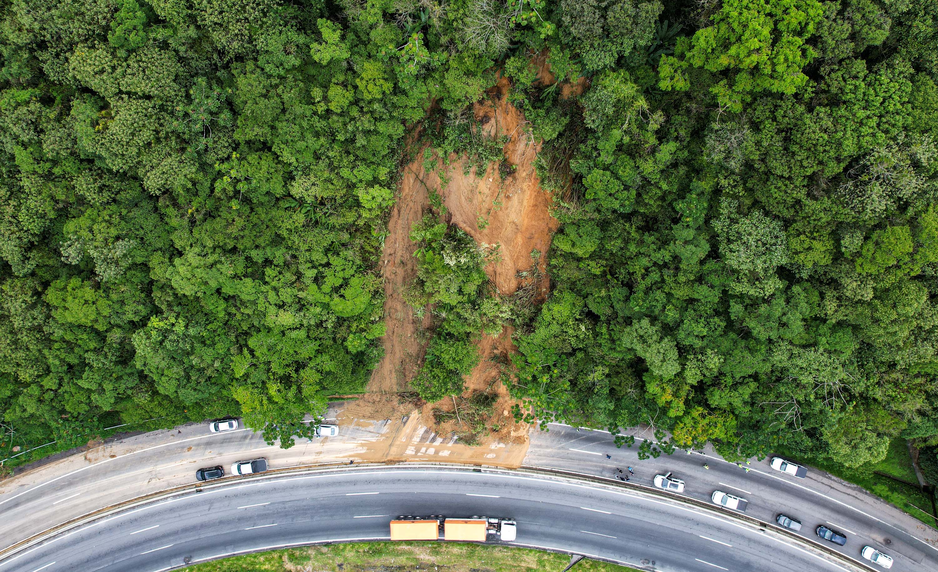 Rodovias Paraná on X: ⚠️BR-277 KM: 60 (São José dos Pinhais sentido  Paranaguá) CONDIÇÕES DA VIA: Fluxo bloqueado no sentido litoral. Retenção  de veículos devido à novo deslizamento no km 40, região