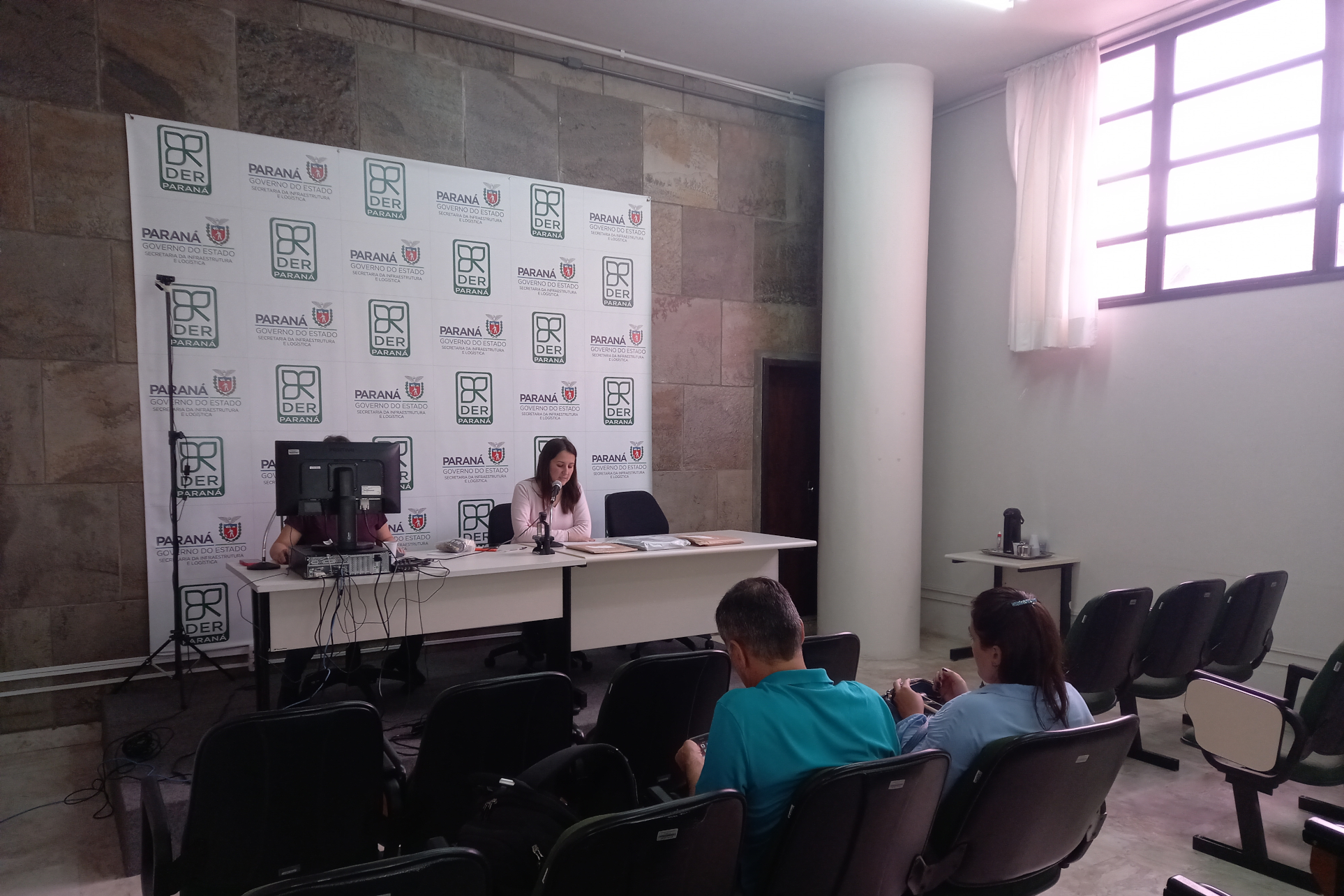 Abertura de envelopes no auditório do DER/PR em Curitiba