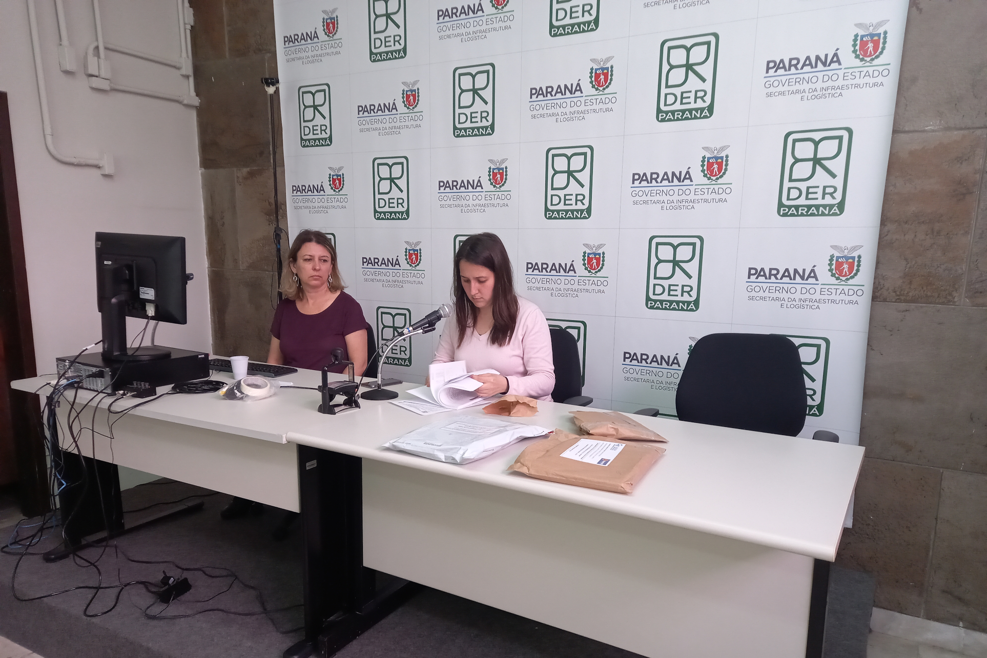 Abertura de envelopes no auditório do DER/PR em Curitiba