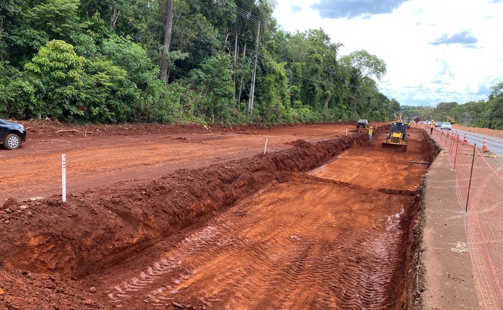 Viaduto km 3+970 conformação do subleito para lançamento do rachão para fundação do muro de contenção