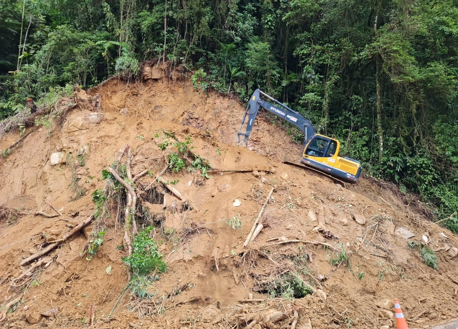 Km 8 - Implantação de banqueta e sarjeta de crista de encosta