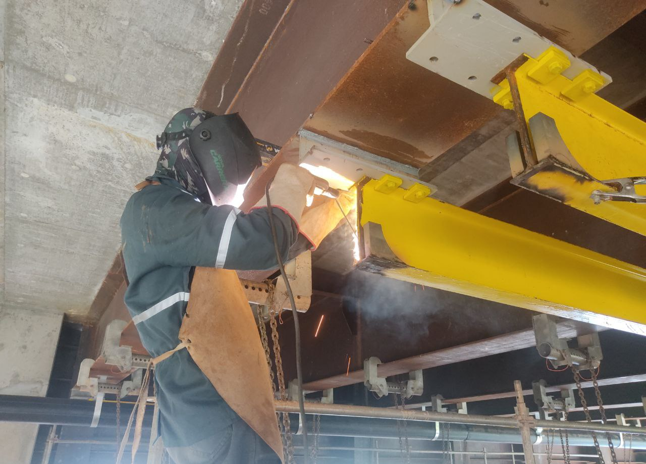 Soldagem nas vias de rolamento das Plataformas de Inspeção e Manutenção da Ponte