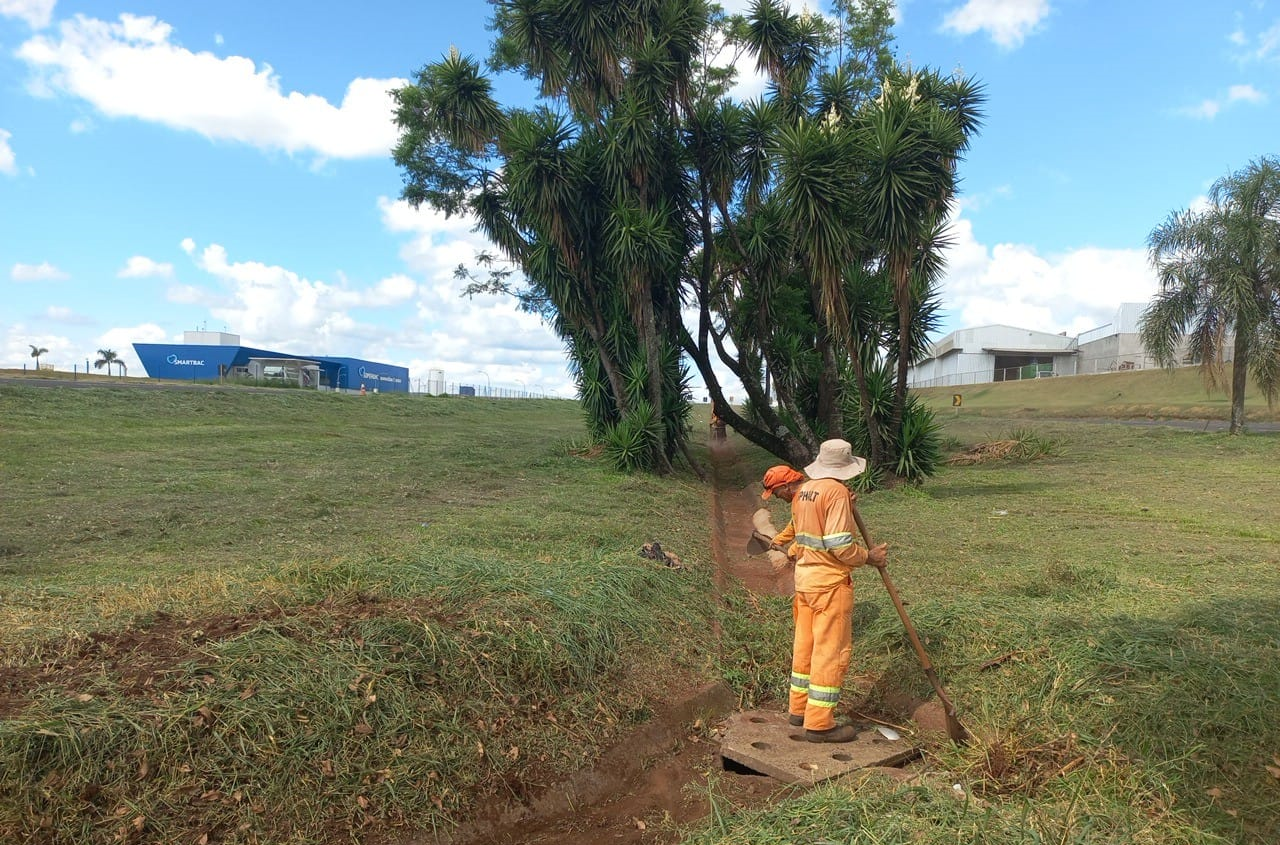 PR-444 Limpeza de sarjeta e capina manual