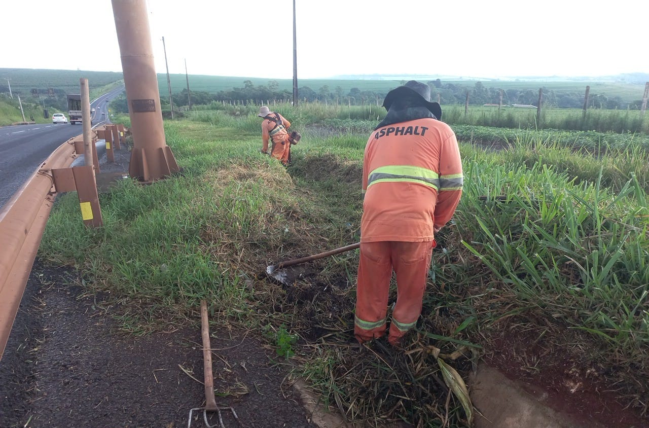 PR-444 Limpeza de sarjeta e capina manual