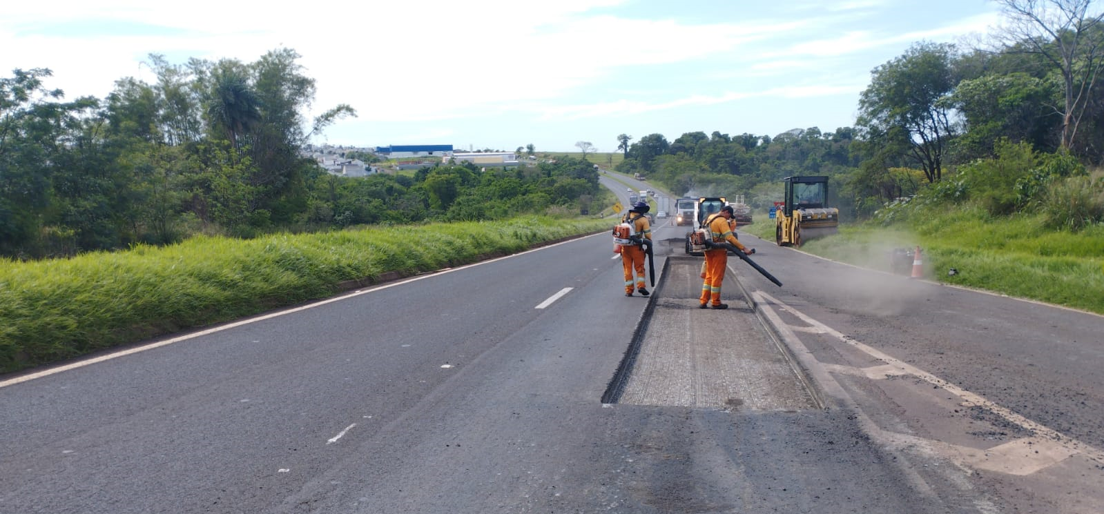 km 191+900 L.D P.2 Limpeza - Remendos Superficiais