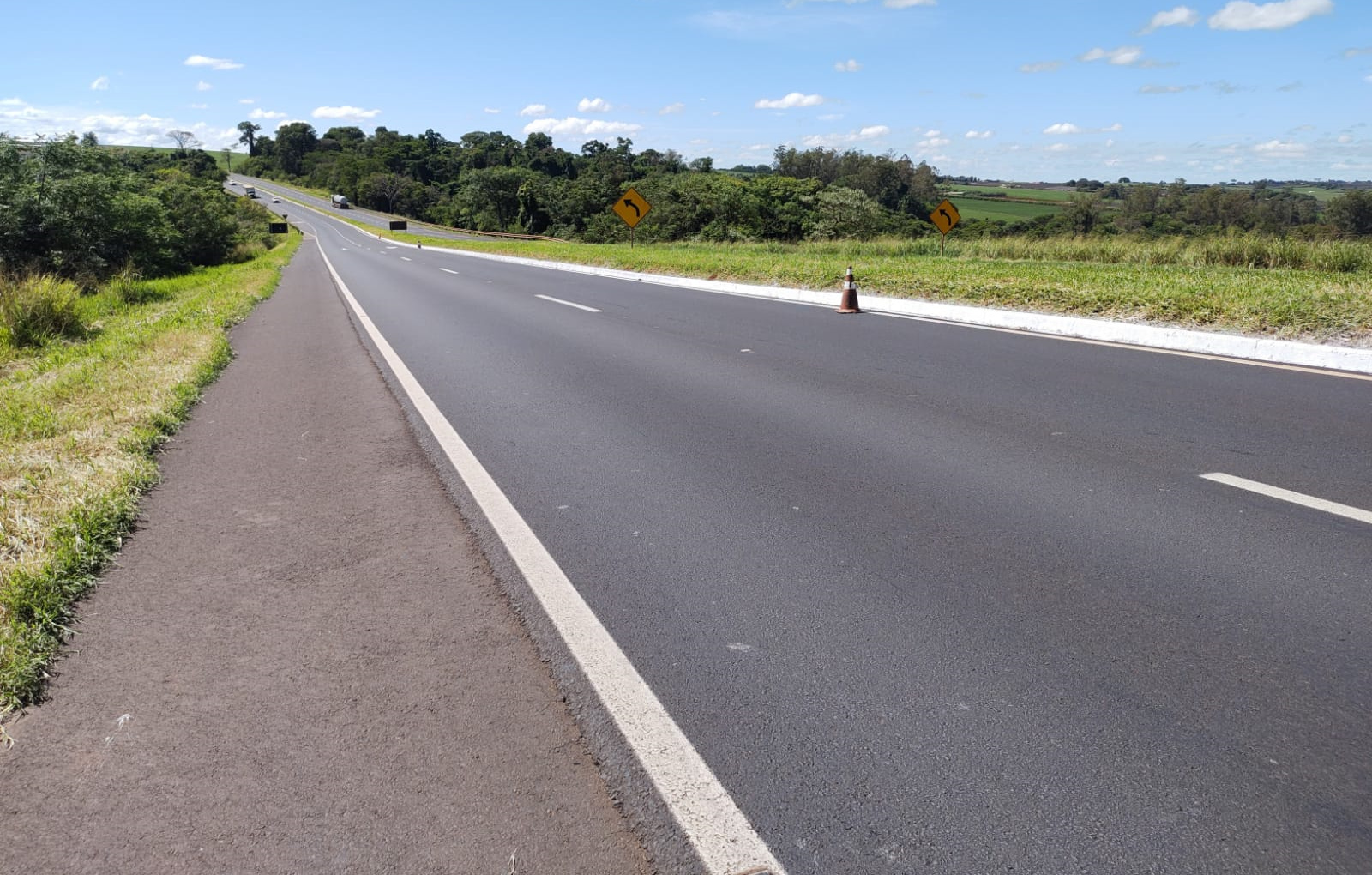 Limpeza e pintura de meio fio