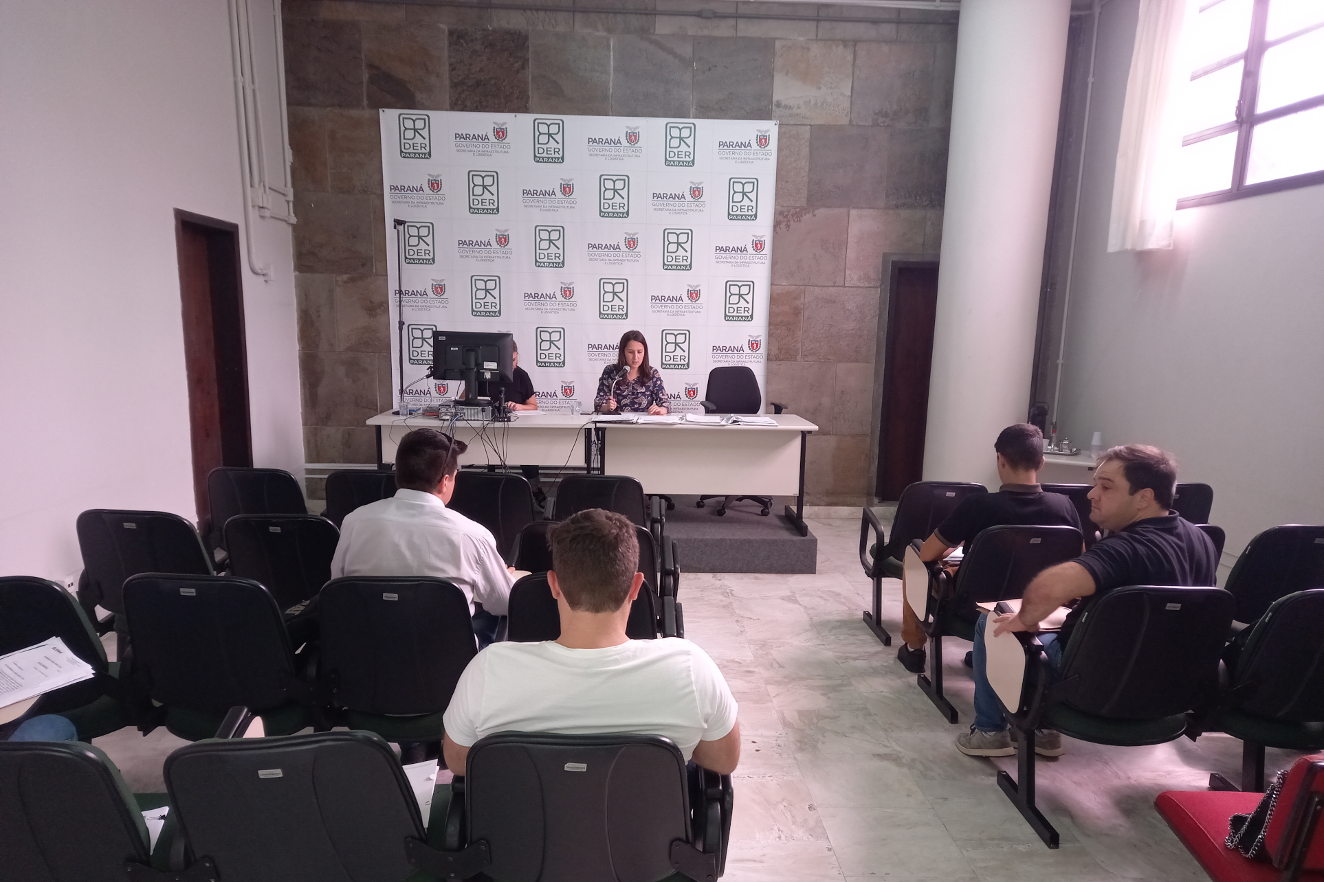 Sessão de abertura de envelopes no DER/PR