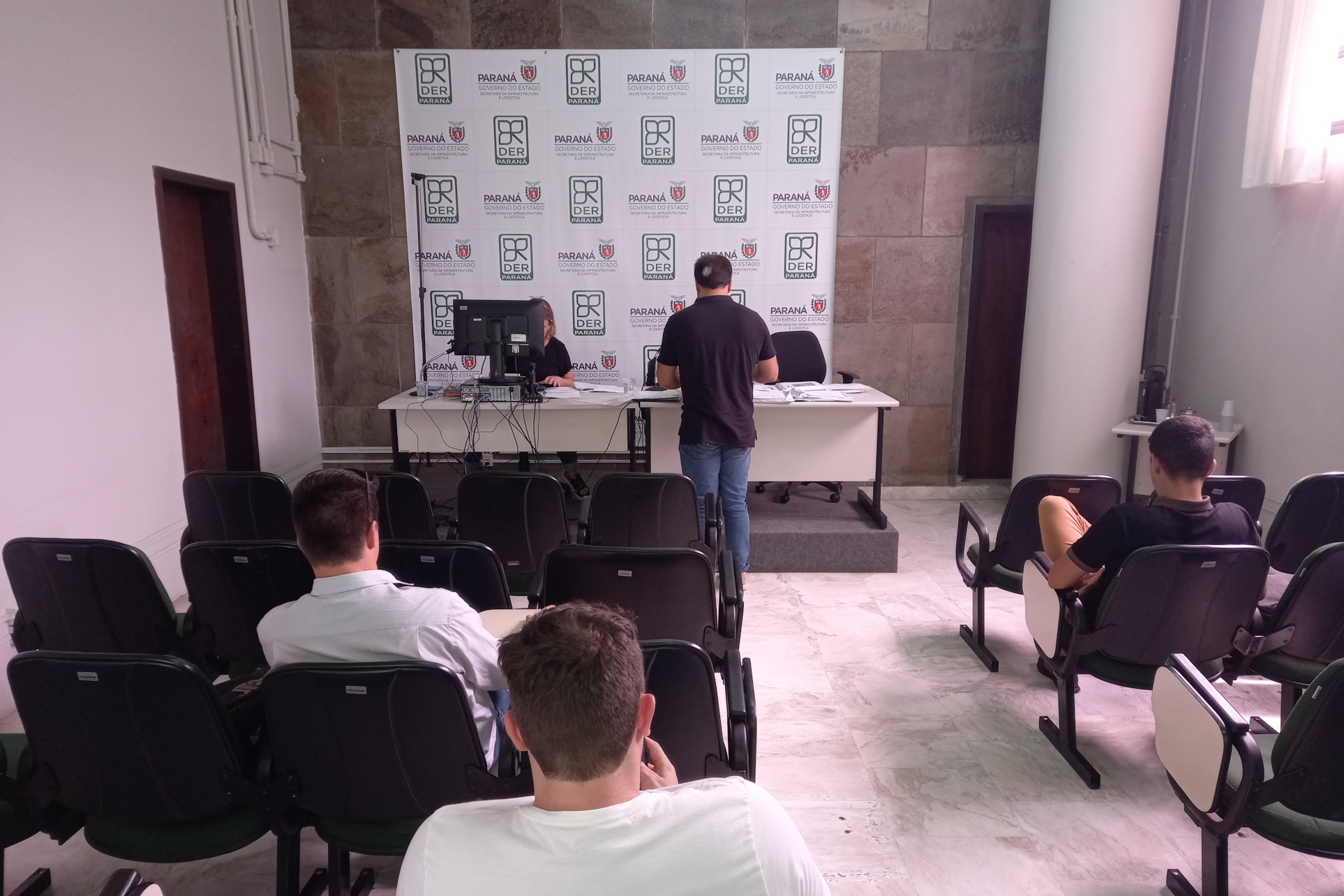 Sessão de abertura de envelopes no DER/PR