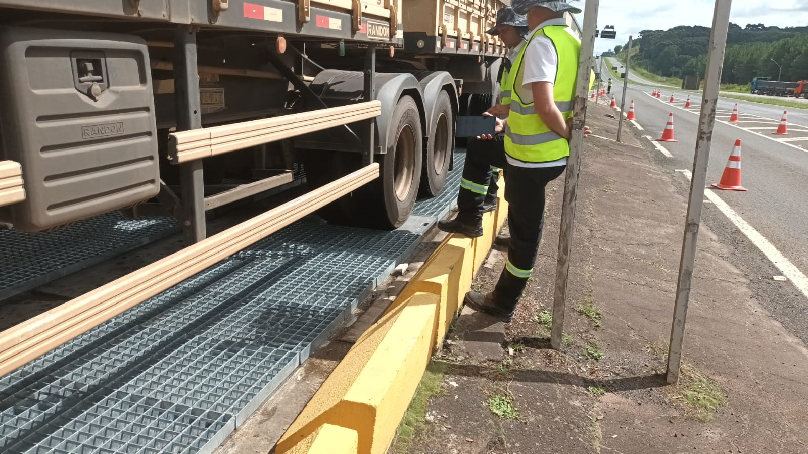 Balanças rodoviárias na PR-151 em Piraí do Sul