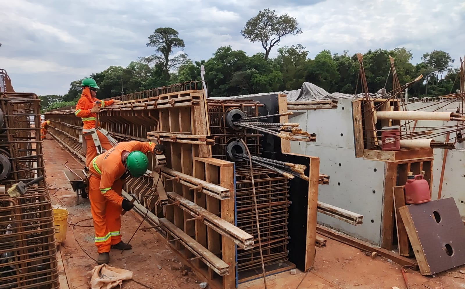 BR-469 Canteiro de obras execução de vigas para viaduto