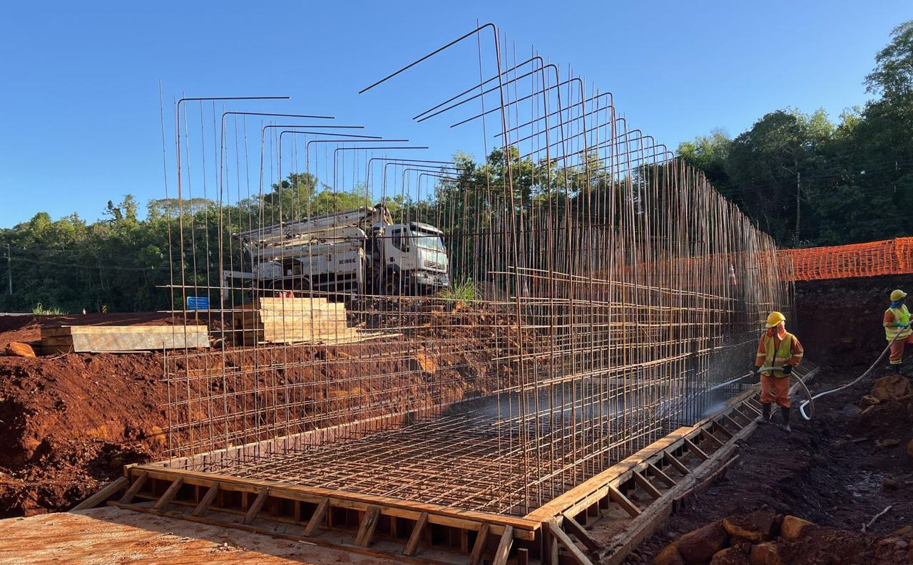 Limpeza para concretagem da laje inferior no passa fauna