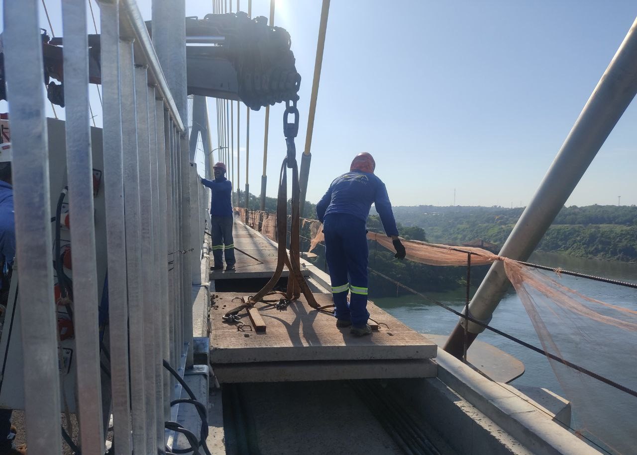 Ponte - Colocação das placas do passeio Vão central da Ponte