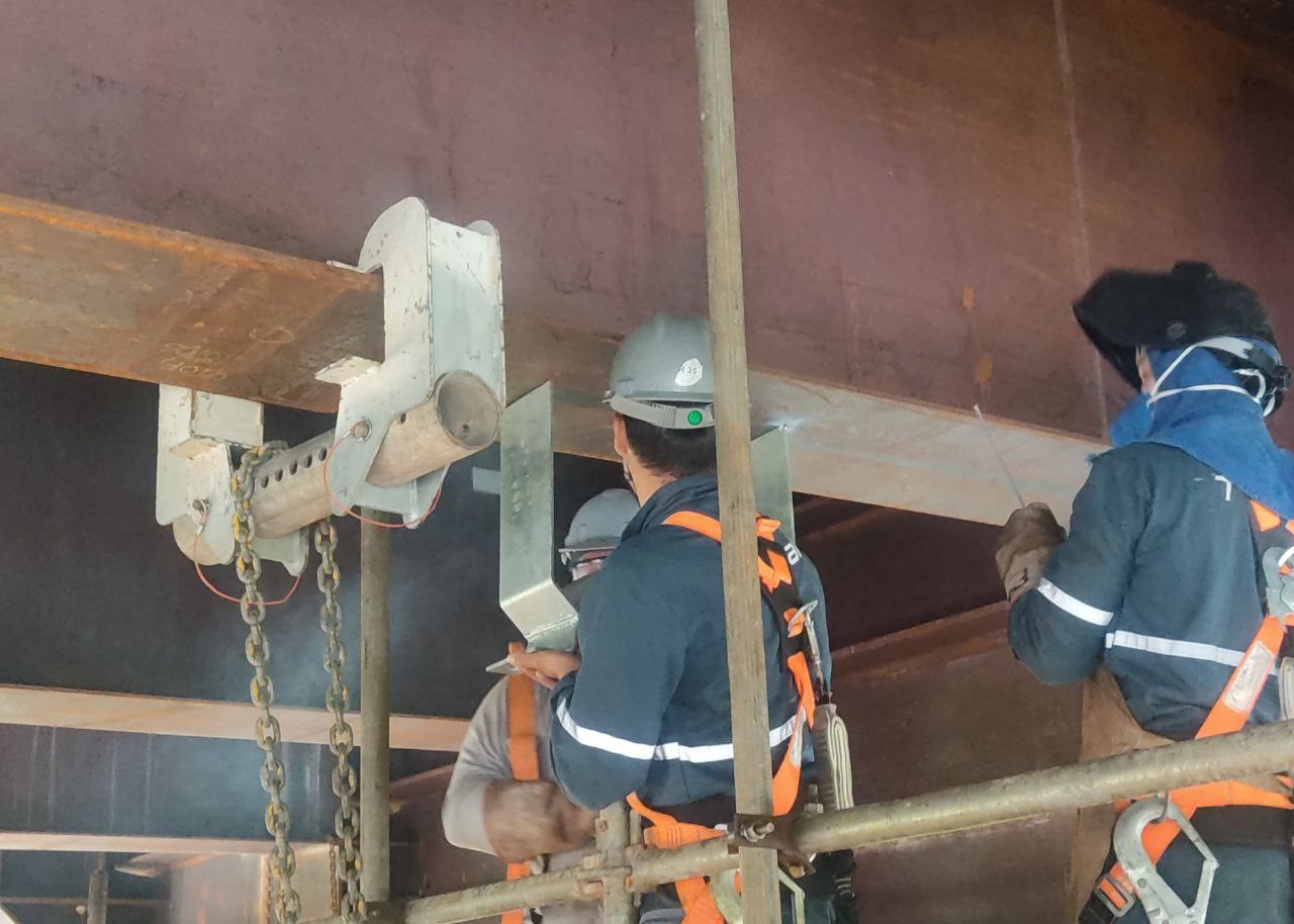 Ponte - Instalação das abraçadeiras para locação dos tubos PEAD de drenagem