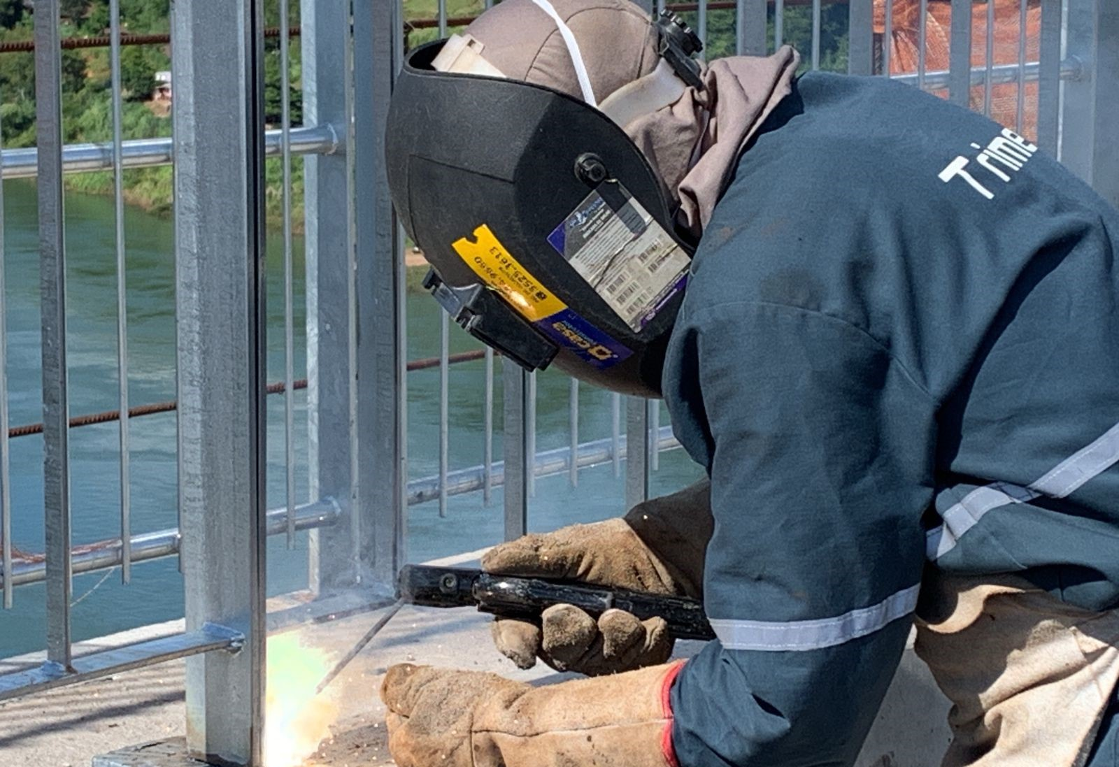 Ponte - Soldagem do guarda-corpo interno no vão central da Ponte