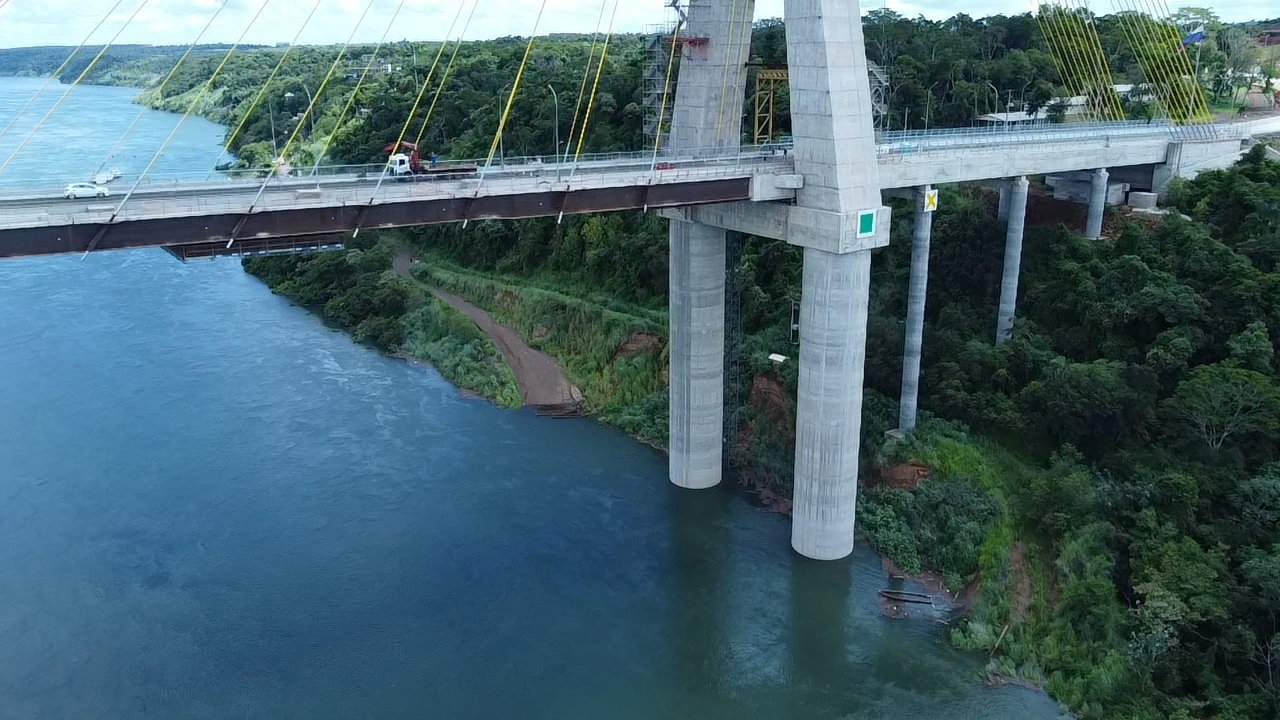 Ponte - Vista lateral lado paraguaio - Placas Sinalização Náutica instaladas