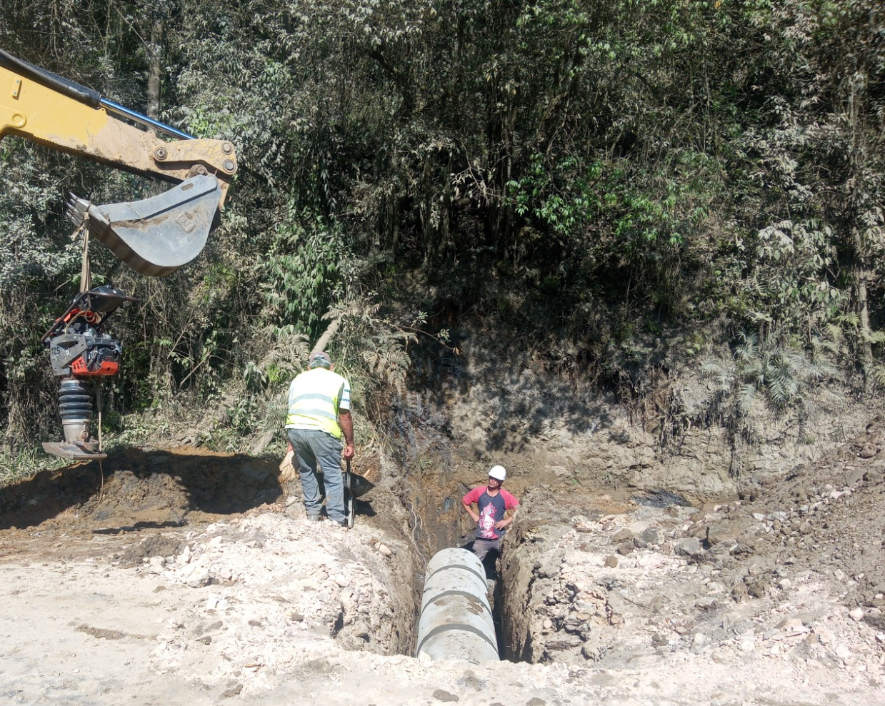 Conservação de via não pavimentada na área 03 da Superintendência Regional Leste do DER/PR