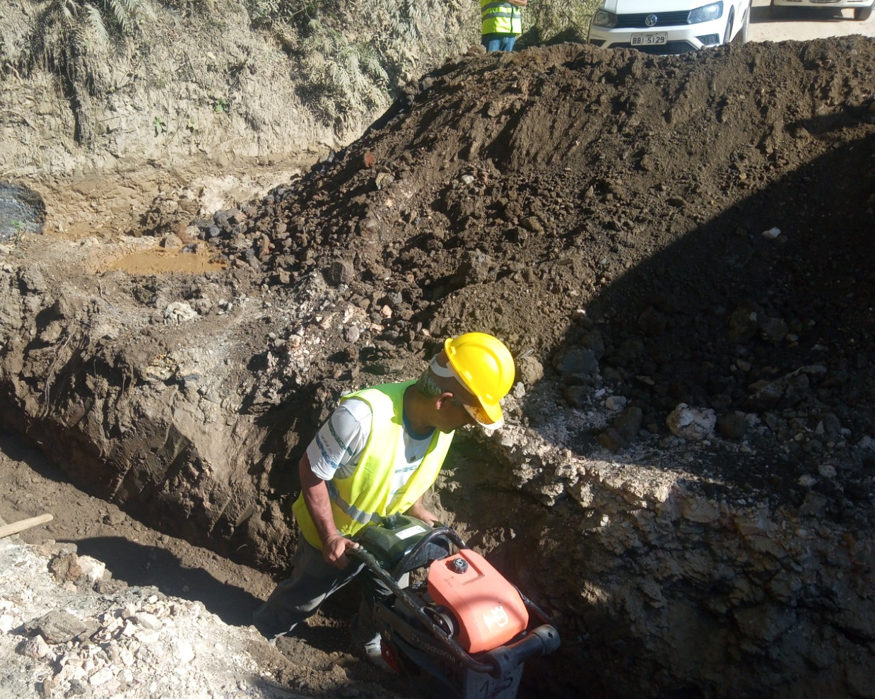 Conservação de via não pavimentada na área 03 da Superintendência Regional Leste do DER/PR