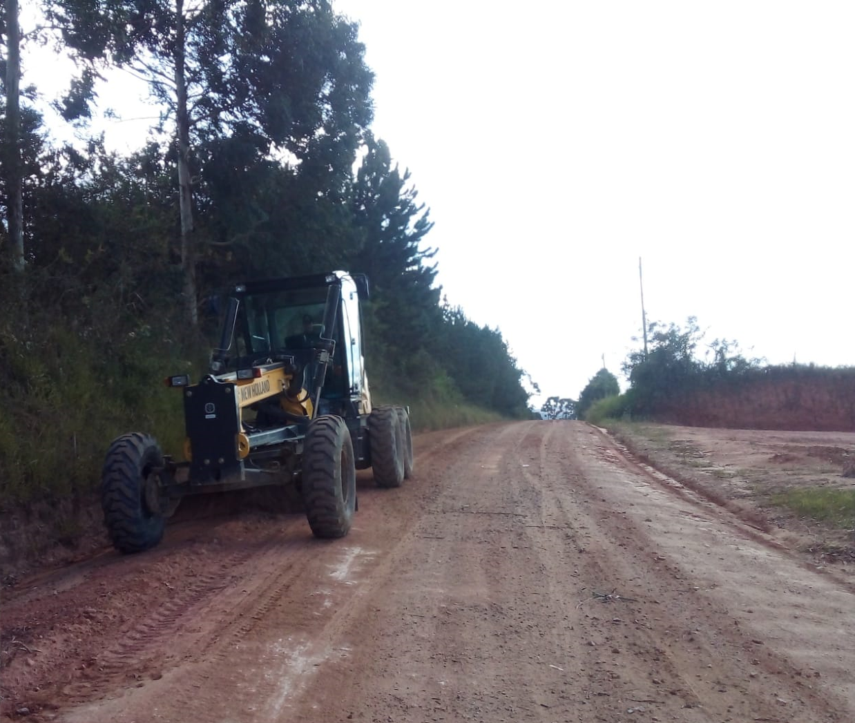Conservação de via não pavimentada na área 03 da Superintendência Regional Leste do DER/PR