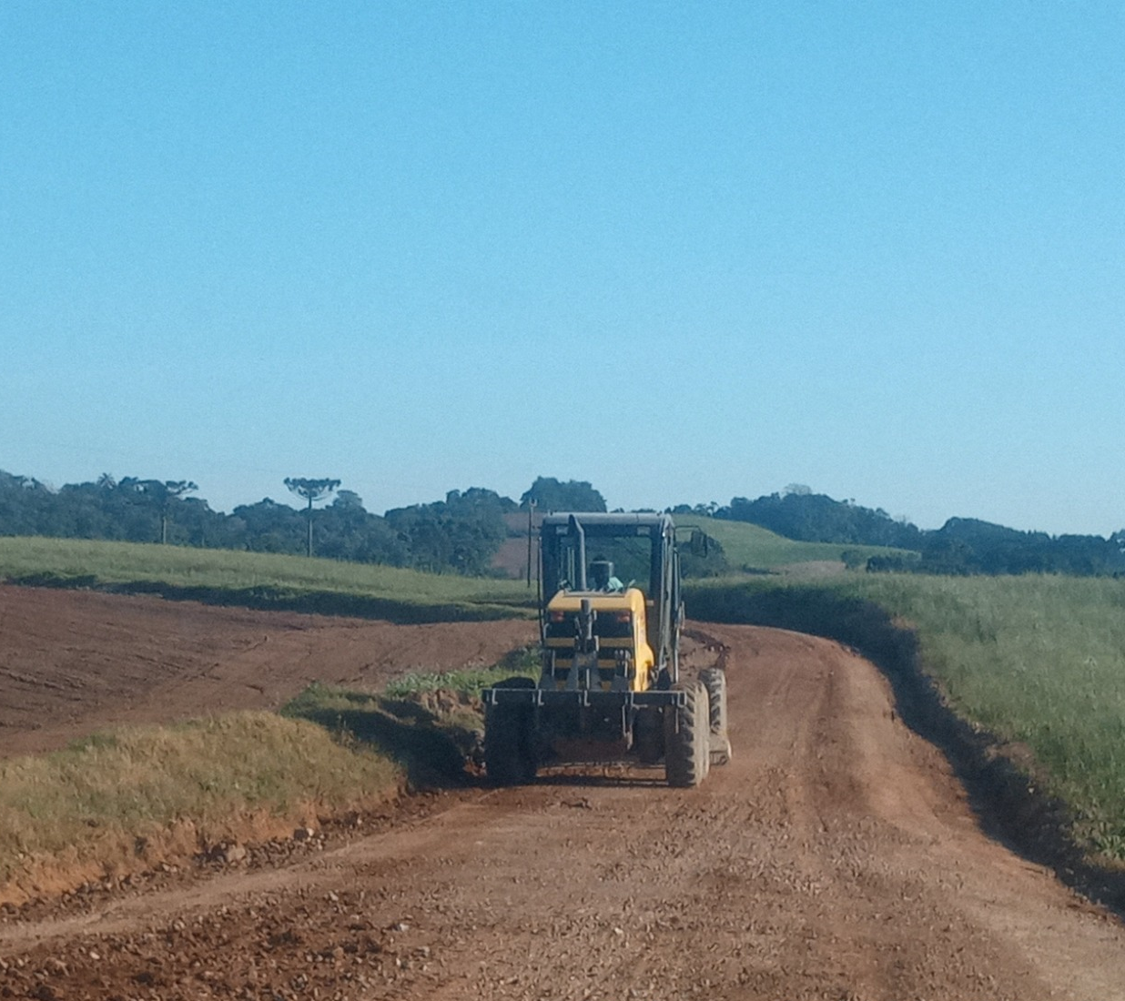Conservação de via não pavimentada na área 03 da Superintendência Regional Leste do DER/PR