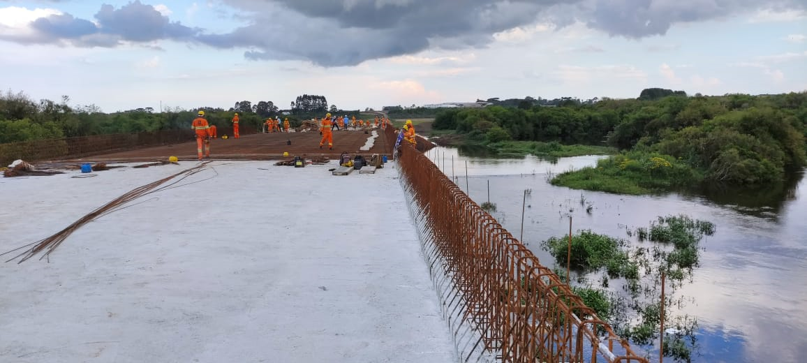 Contorno Norte de Castro - concretagem lajes Ponte do Rio Iapó